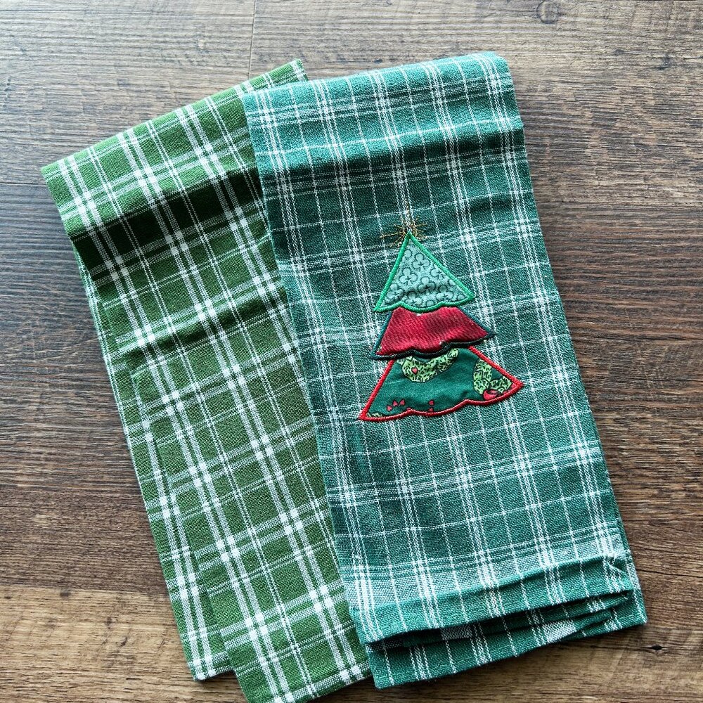 Set of 2 Christmas Towels New without Tags, Holiday Towels, Xmas Towels
